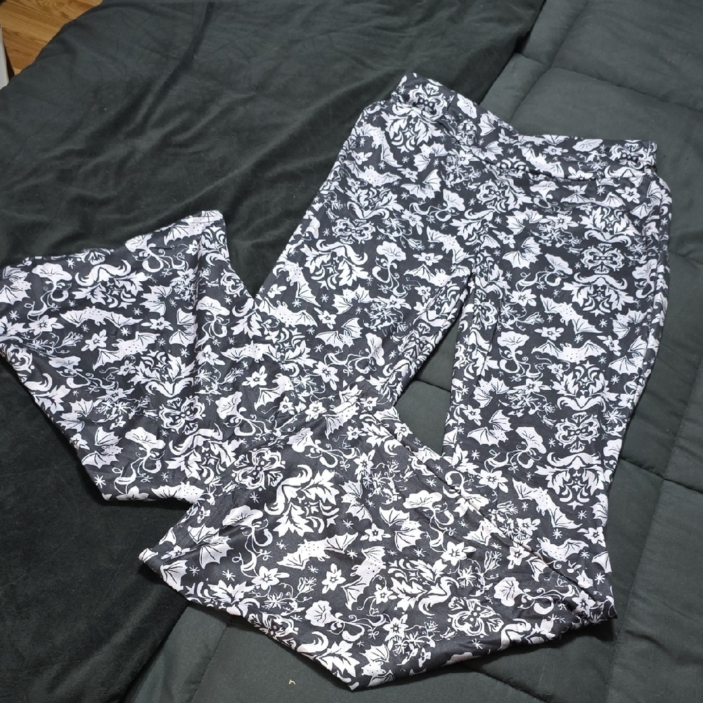 Black and White Bat Motif Flares, MED
